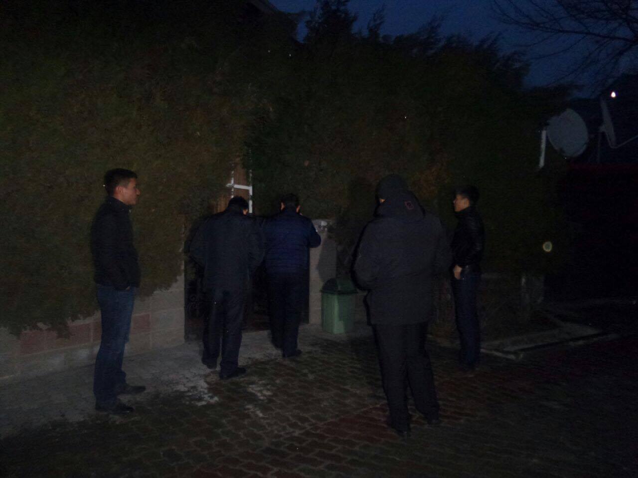 Сотрудники ГСБЭП у дома Александра Кима