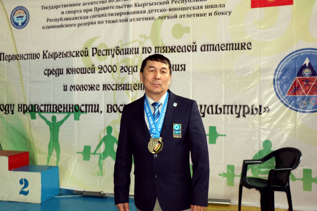 А.Куйкеев с наградой