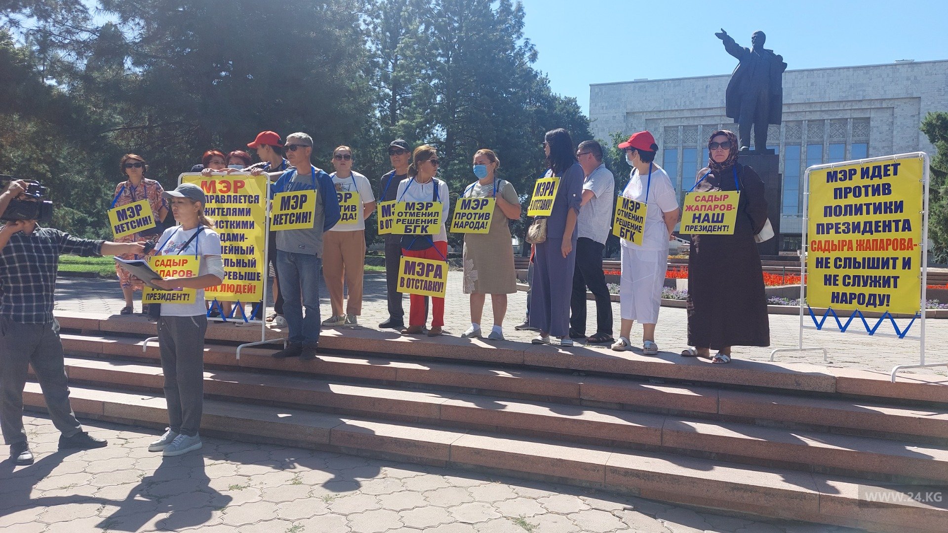 Жители улицы Шукурова в Бишкеке вышли на митинг против мэра