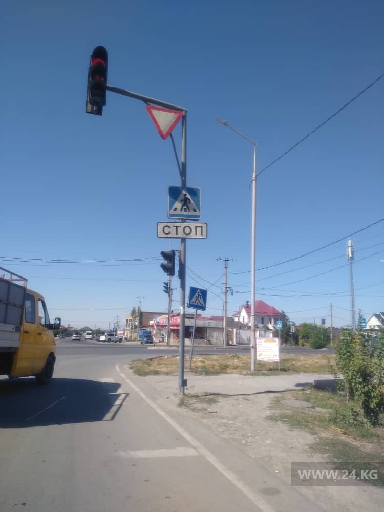 Дорожный знак на перекрестке