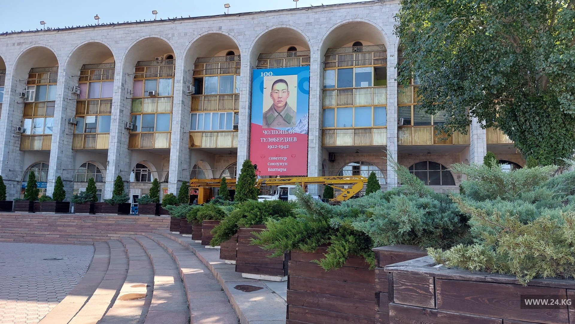 Площадь Ала-Тоо ко Дню независимости оформили портретами видных деятелей КР