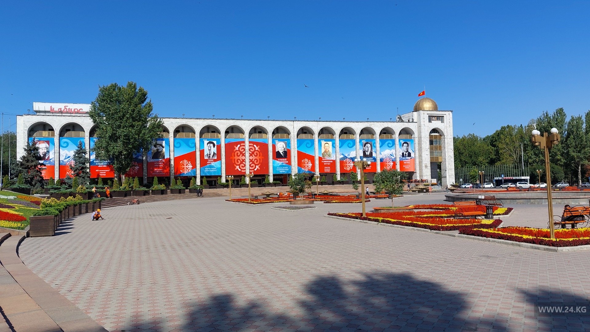 Площадь Ала-Тоо ко Дню независимости оформили портретами видных деятелей КР