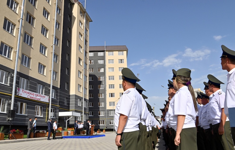 Садыр Жапаров вручил ключи от квартир сотрудникам ГКНБ