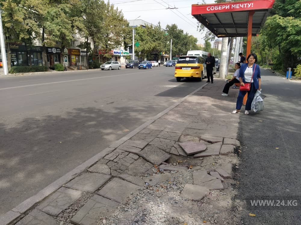 Остановка общественного транспорта на улице Ахунбаева