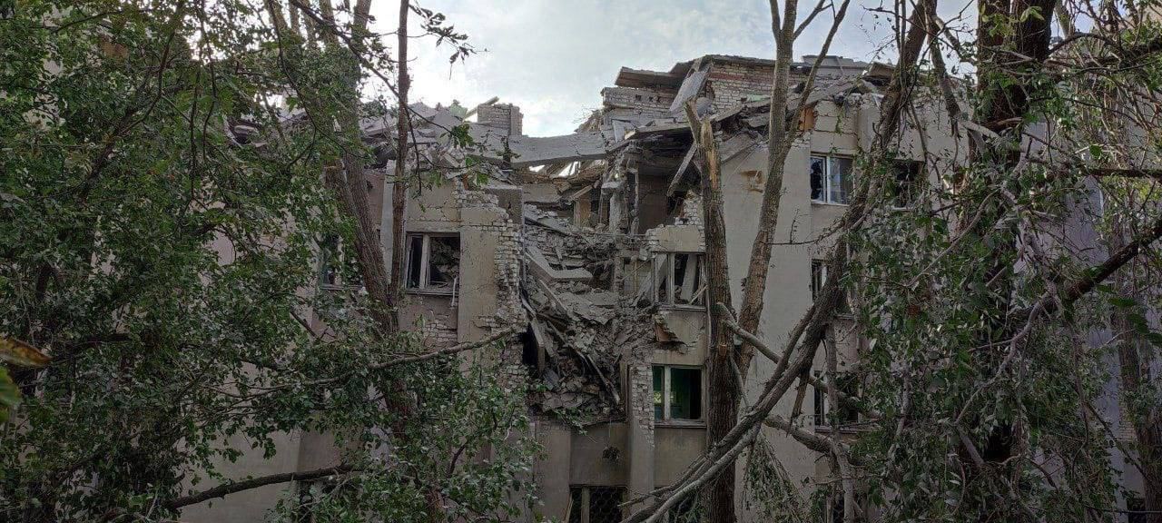 Последствия удара в Кадиевке Луганской области