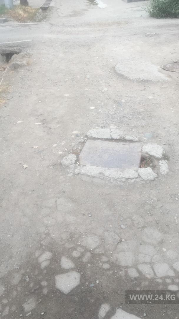 Тротуар на улице Ахунбаева в Бишкеке