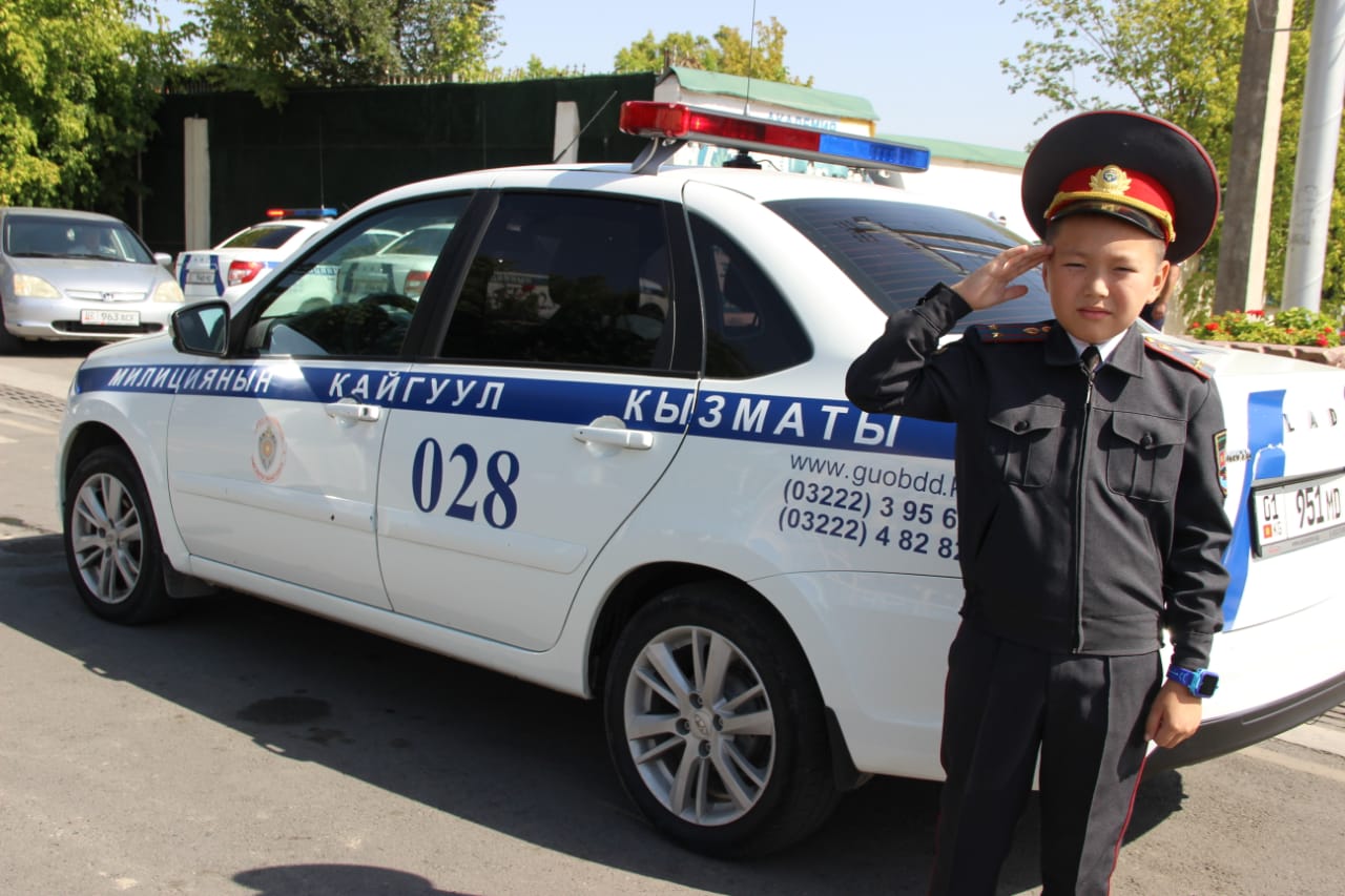 Строевой смотр сотрудников милиции в городе