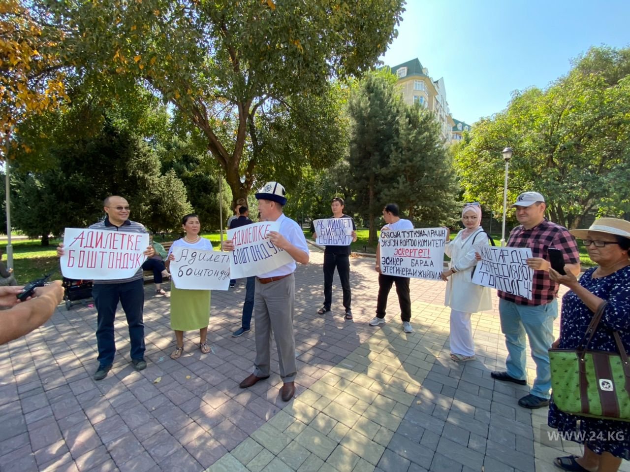 В Бишкеке прошел митинг в поддержку арестованных блогеров