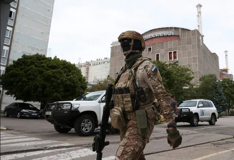 Российский военнослужащий во время визита МАГАТЭ на Запорожскую АЭС