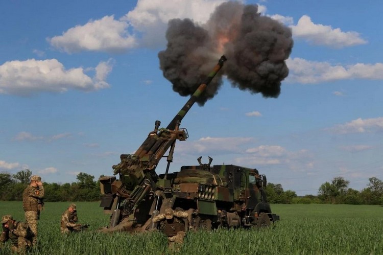 Украинские военнослужащие ведут огонь из американской гаубицы М777