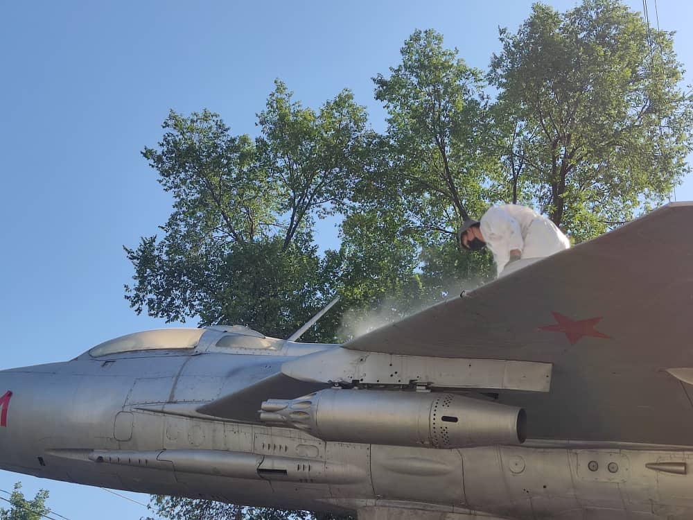 В Бишкеке обновили памятник — самолет МИГ-21 перед Нацгвардией