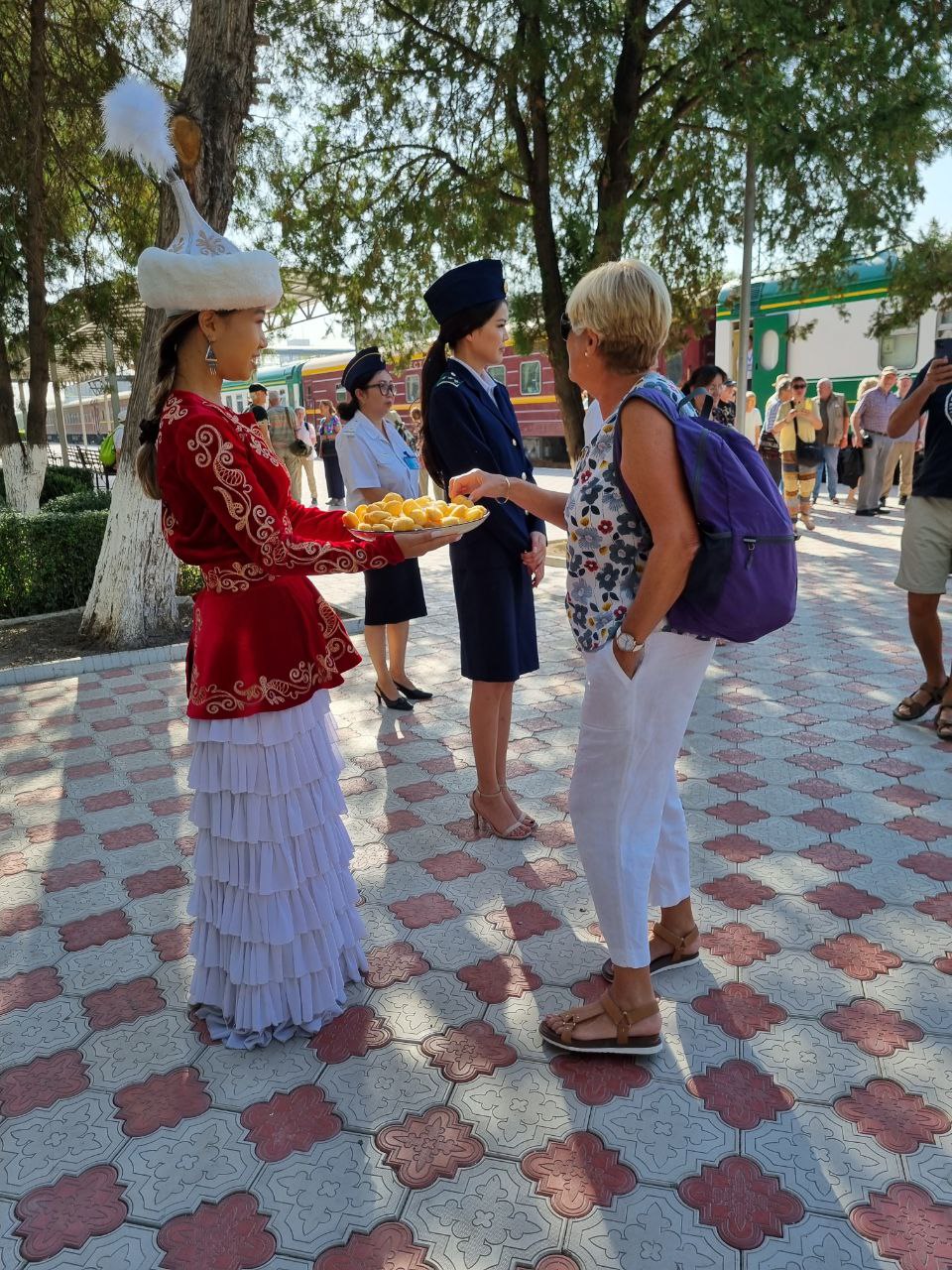Встреча туристов на железнодорожном вокзале