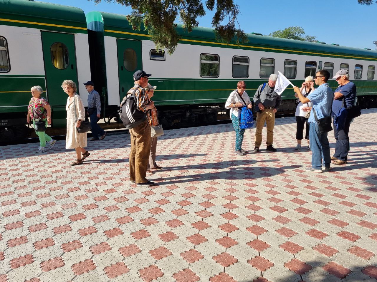 Встреча туристов на железнодорожном вокзале