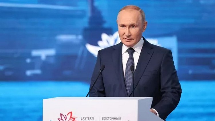 Президент России Владимир Путин на пленарном заседании VII Восточного экономического форума во Владивостоке