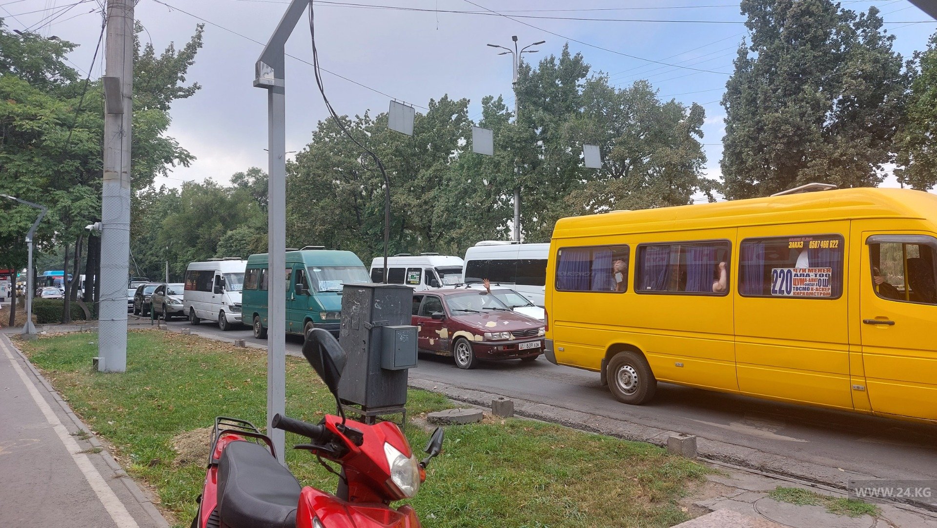 Из-за аварии образовалась пробка