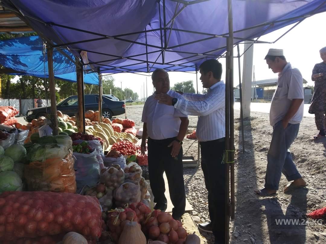 Чиновники приехали к торговцам с проверкой