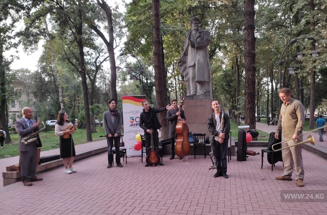 Концерт на бульваре Эркиндик