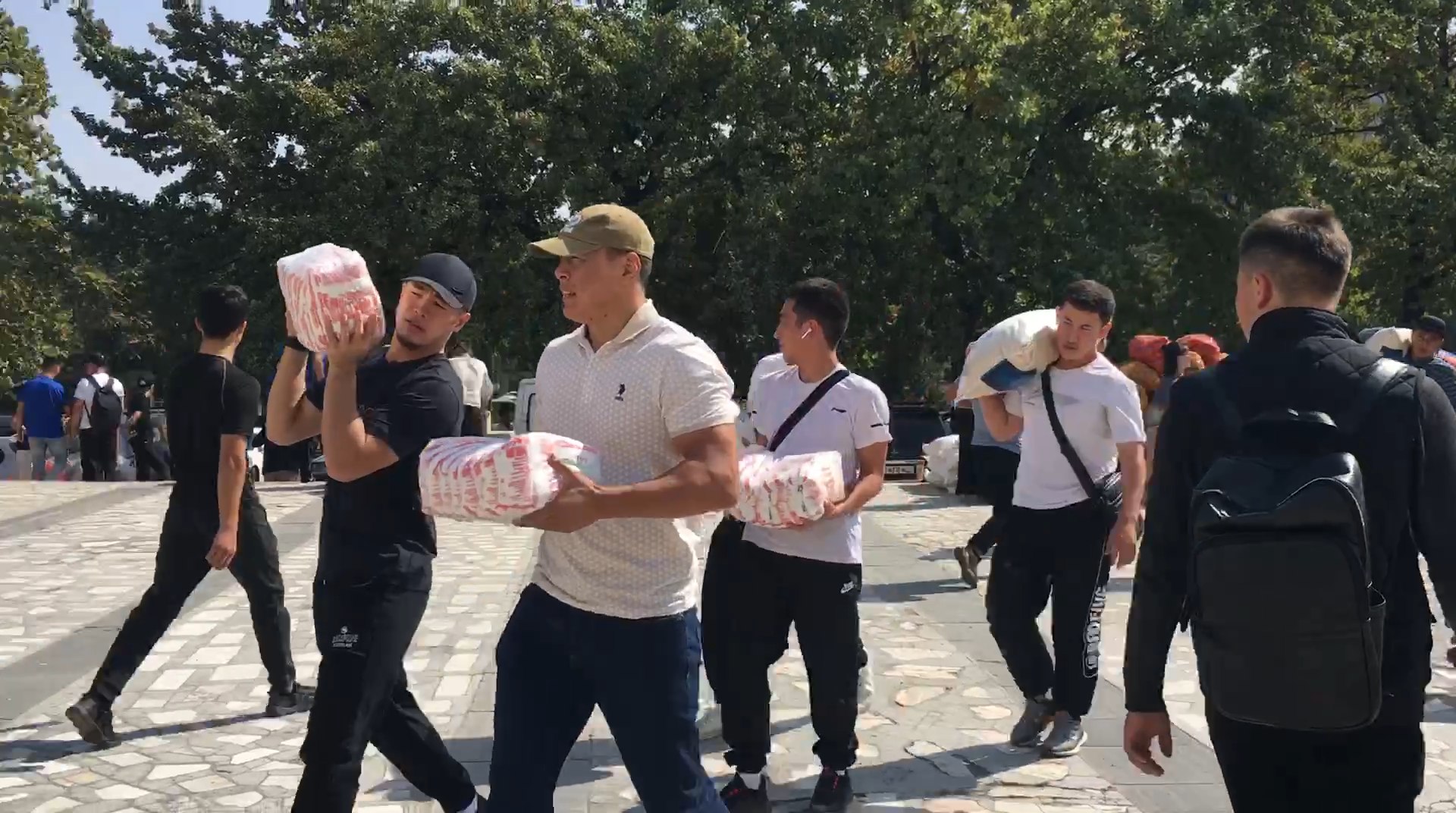 Чемпион мира по борьбе Акжол Махмудов не остался в стороне и помогает