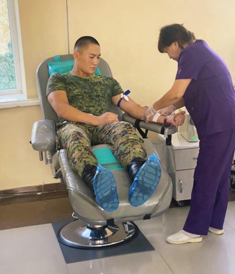 Военнослужащий сдает кровь для пострадавших