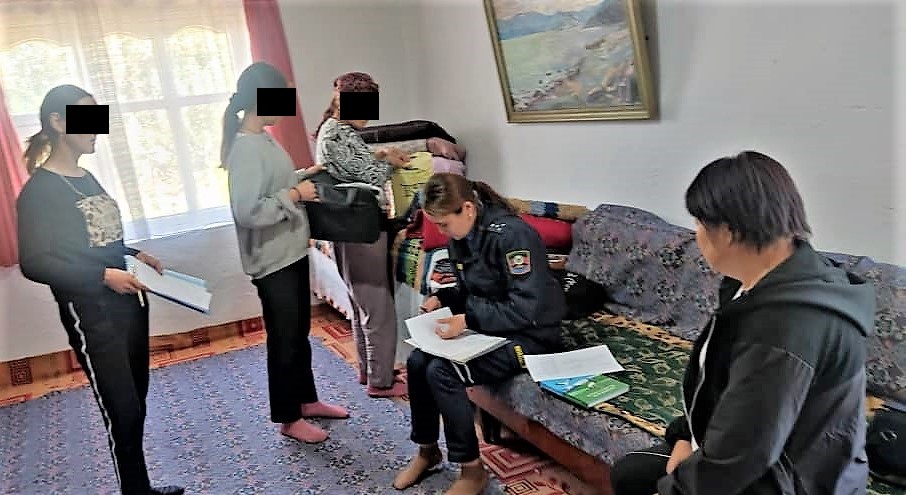 Лица детей и их опекунов закрыты из этических соображений