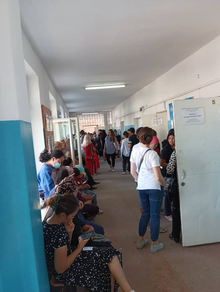 В Кара-Балте жители жалуются на очереди в ЦОНе