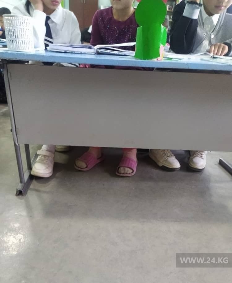 Эвакуированные дети вынуждены в шлепанцах ходить в школу