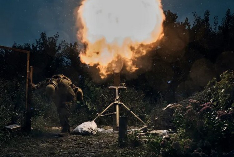 Военнослужащий ВСУ ведет артобстрел в районе Купянска в Харьковской области, 23 сентября