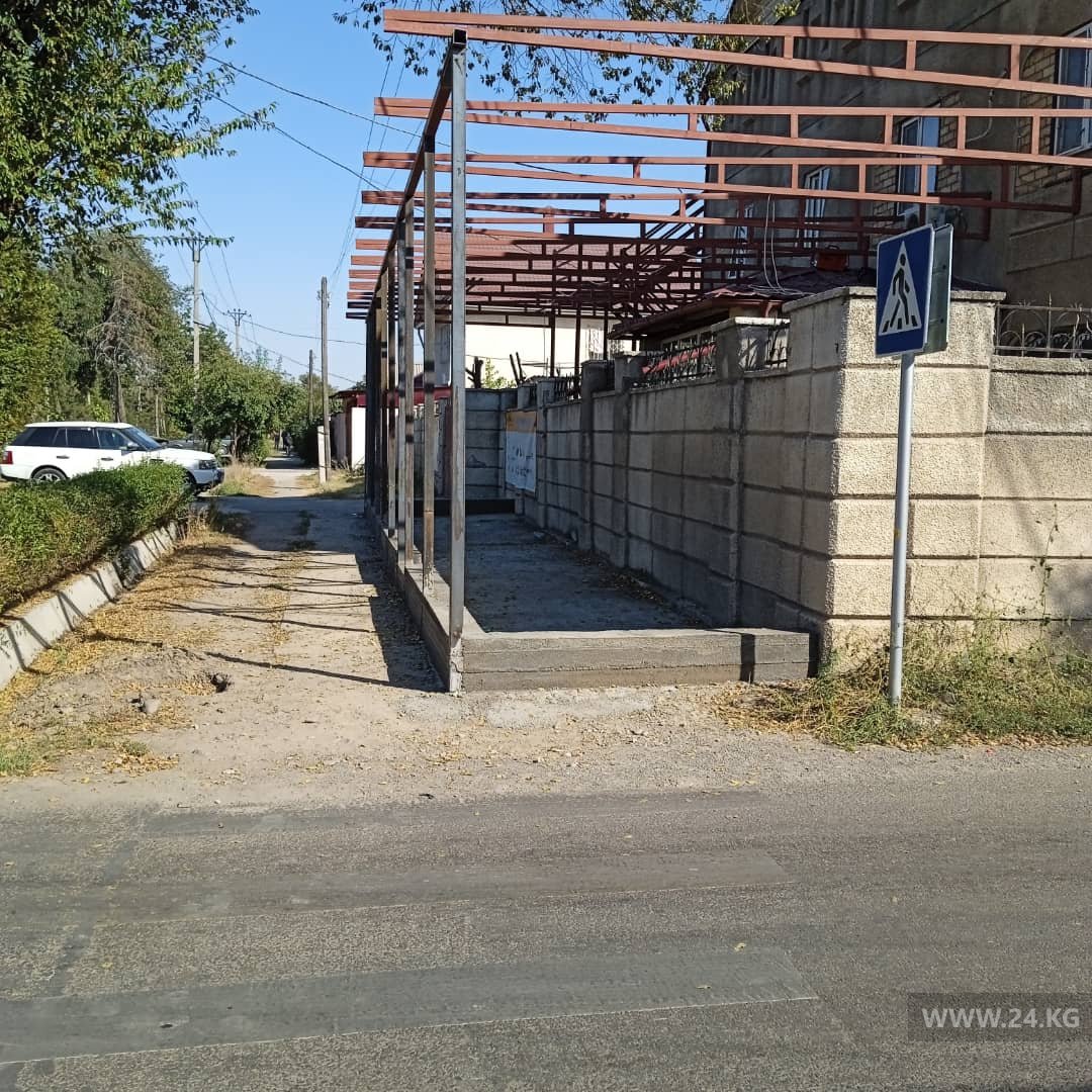 Стройка на тротуаре