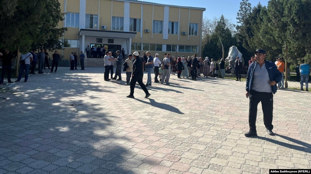 В Баткене проходит встреча жителей приграничных районов с главой Погранслужбы