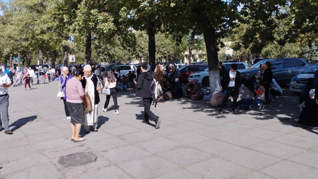 Жители Баткена ждут транспорт, чтобы вернуться домой