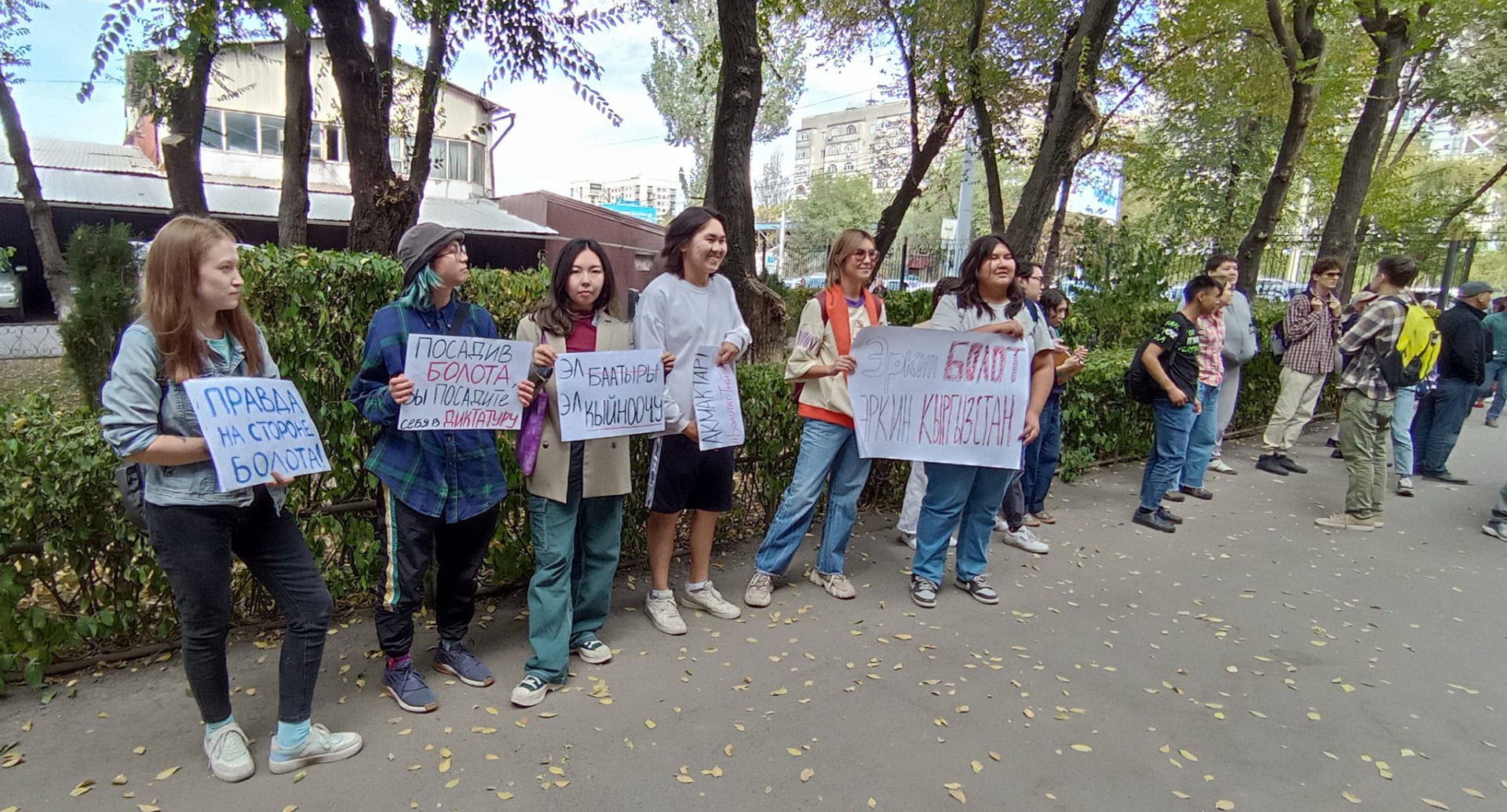 Митинг у здания суда