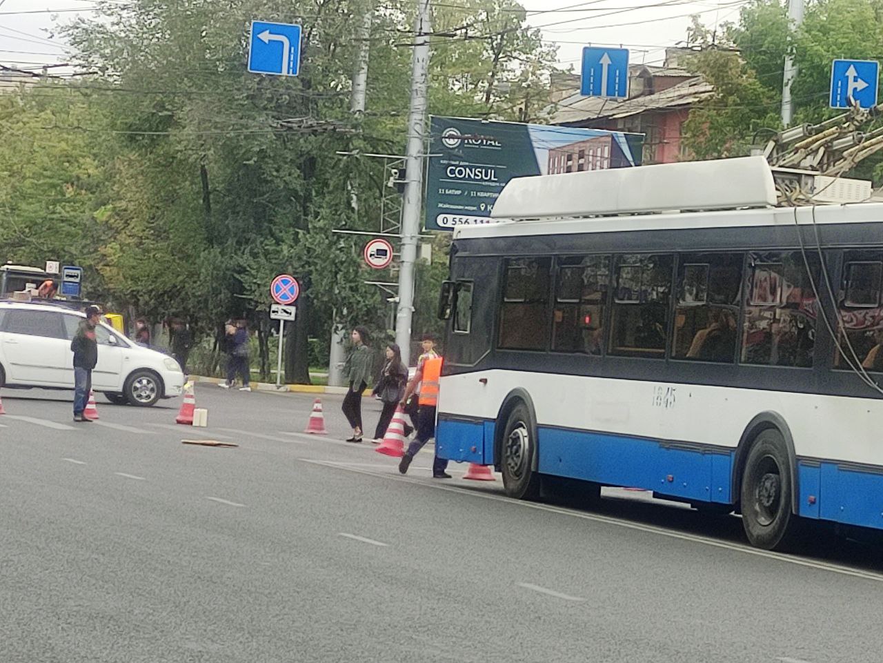 Троллейбус не может завершить поворот