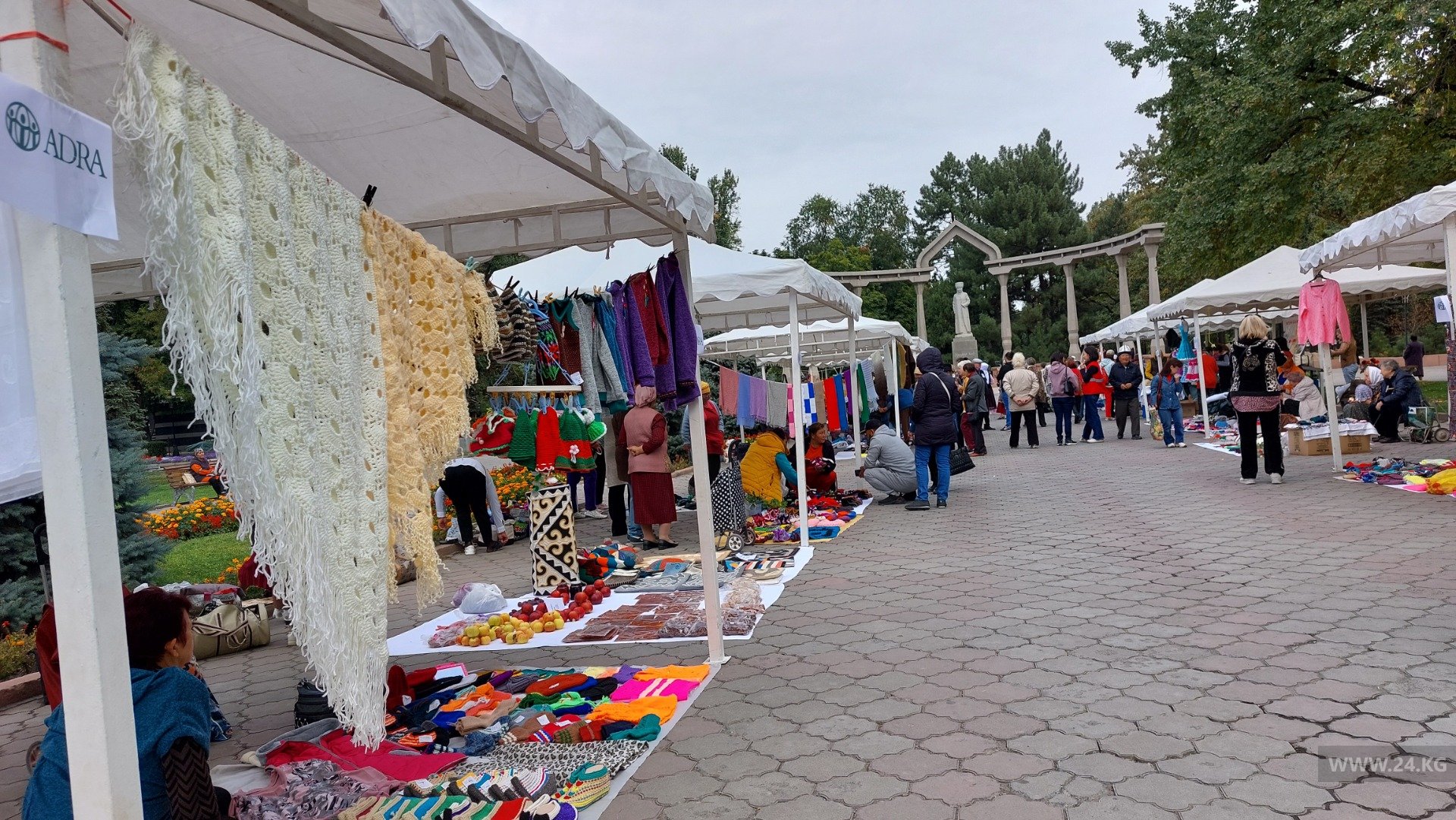 В Бишкеке проходит ярмарка ко Дню пожилых людей
