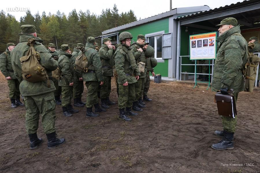 Мобилизованные после 21 сентября россияне на учебных сборах на Лужском артиллерийском полигоне