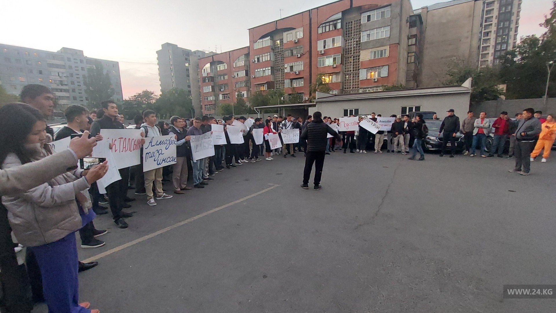 У здания Первомайского райсуда собрались сторонники Алмазбека Бейшеналиева