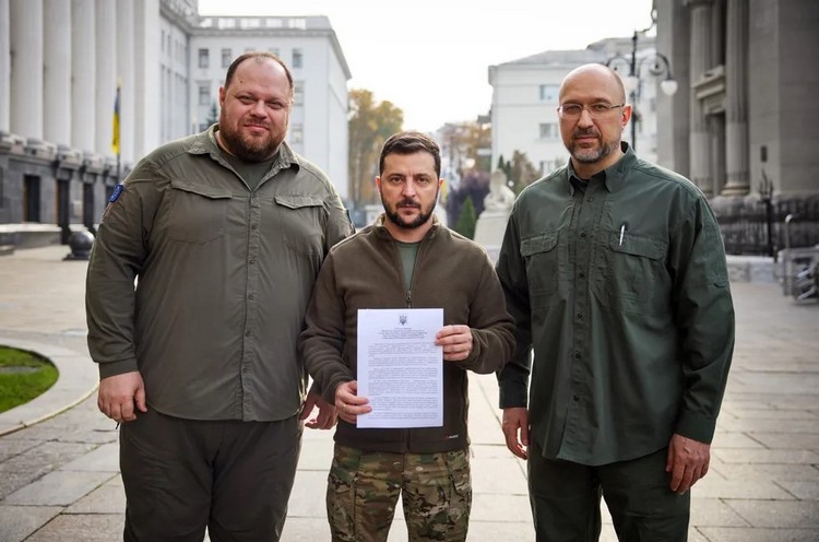 Председатель Верховной Рады Руслан Стефанчук, президент Владимир Зеленский и премьер-министр Денис Шмыгаль позируют с заявкой Украины на вступление в ускоренном порядке в НАТО