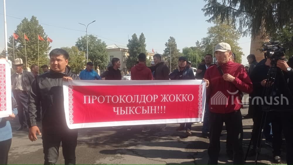 Жители Узгенского района требуют встречи с Садыром Жапаровым