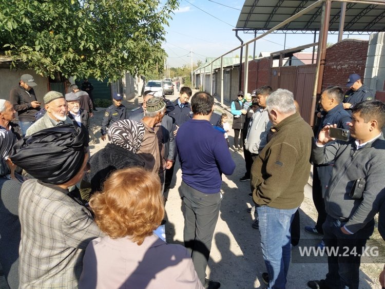 Жители жилмассива не пропустили судебных приставов