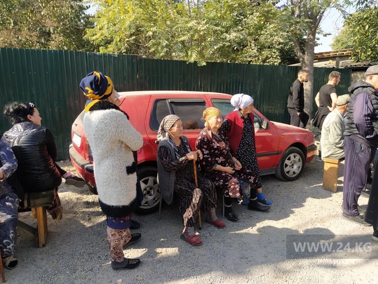 Люди припарковали возле участка машину, препятствуя сносу