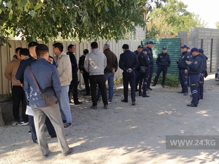 В жилмассив начали стягиваться милиционеры