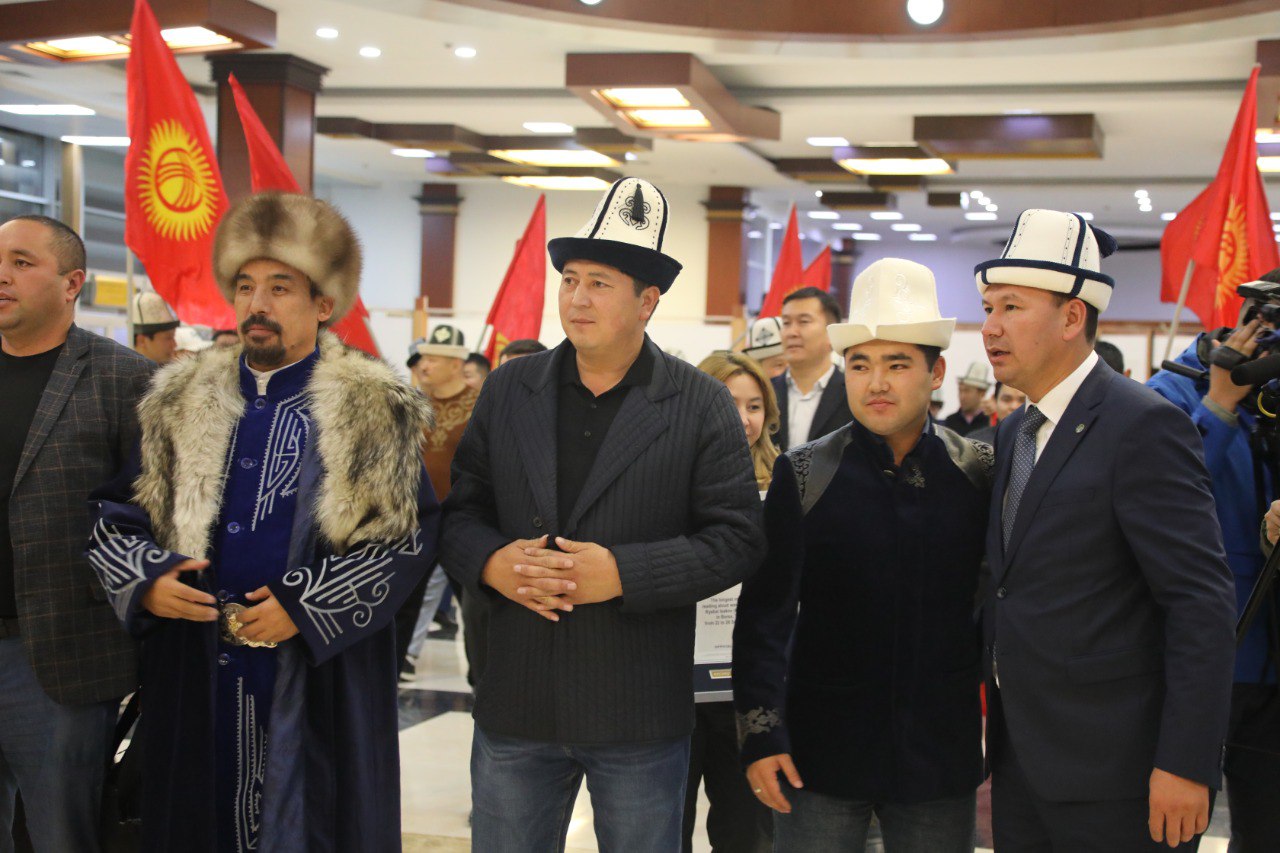 Рысбая Исакова торжественно встретили в аэропорту