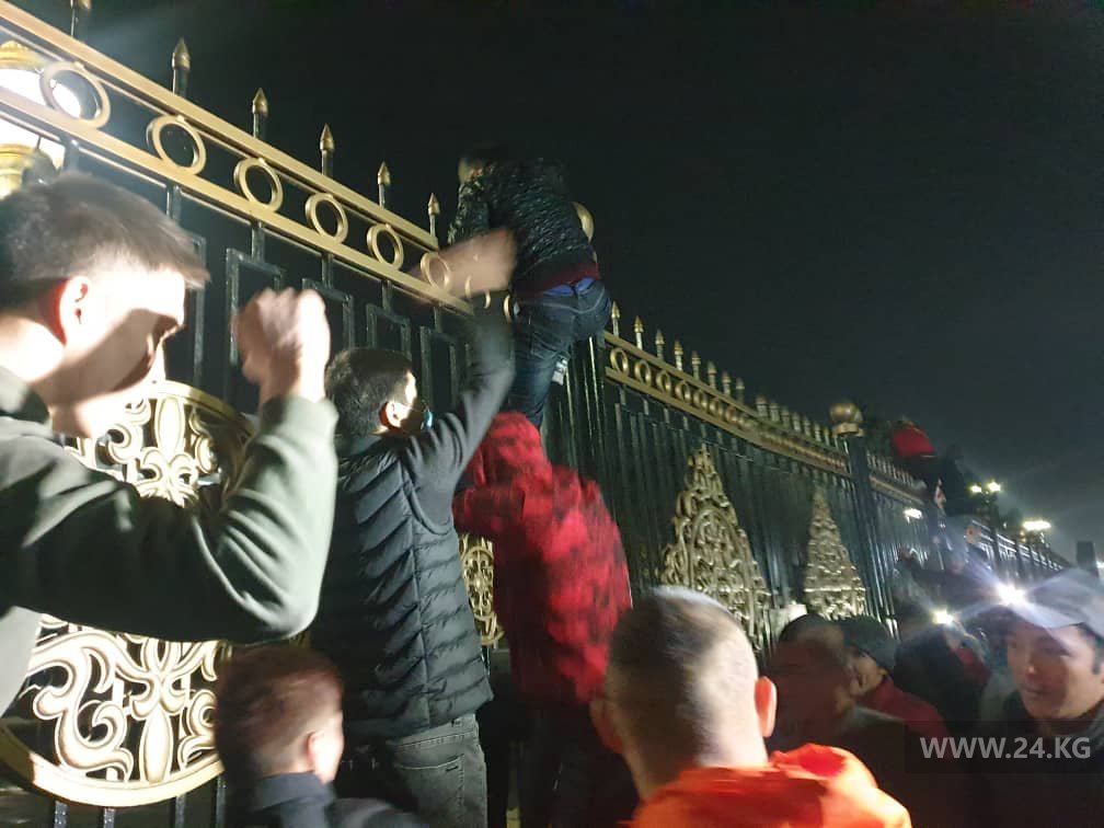 Митингующие пытаются прорваться на территорию &laquo;Белого дома&raquo;