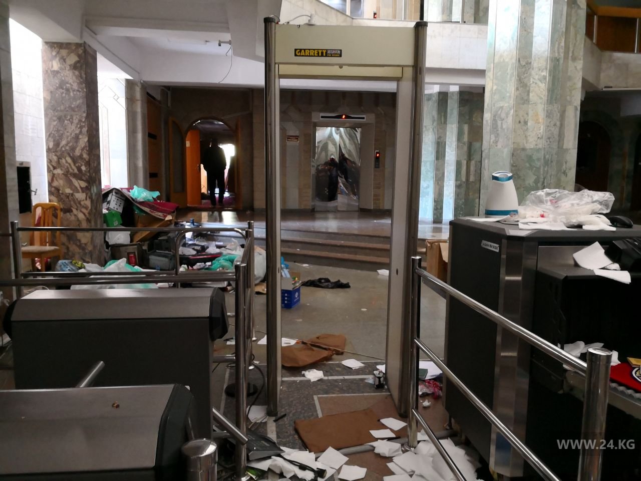 Холл здания Жогорку Кенеша после беспорядков