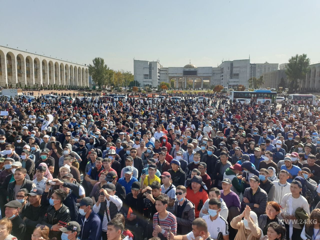 Участники митинга на площади Ала-Тоо