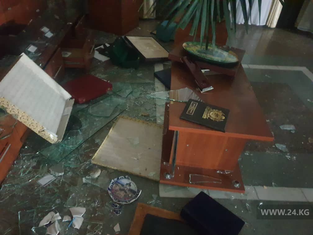 Митингующие ворвались в здание Жогорку Кенеша