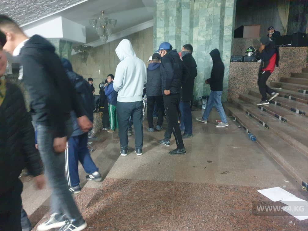 Митингующие ворвались в здание Жогорку Кенеша