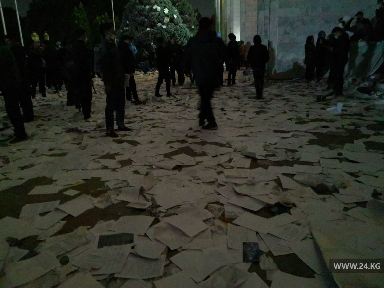Митингующие ворвались в здание Жогорку Кенеша