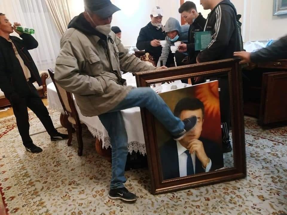 Митингующие ворвались в здание Жогорку Кенеша