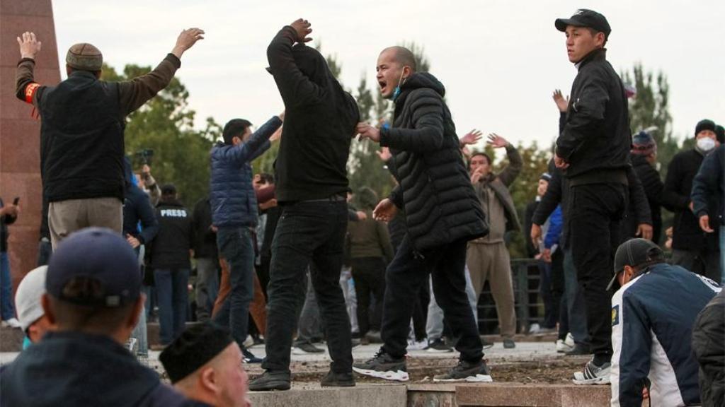 Столкновение митингующих на площади Ала-Тоо 9 октября 2020 года
