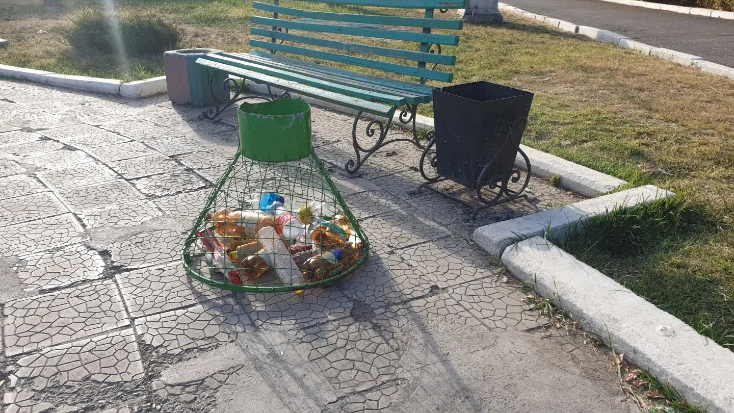 Разбитая урна для сбора пластика